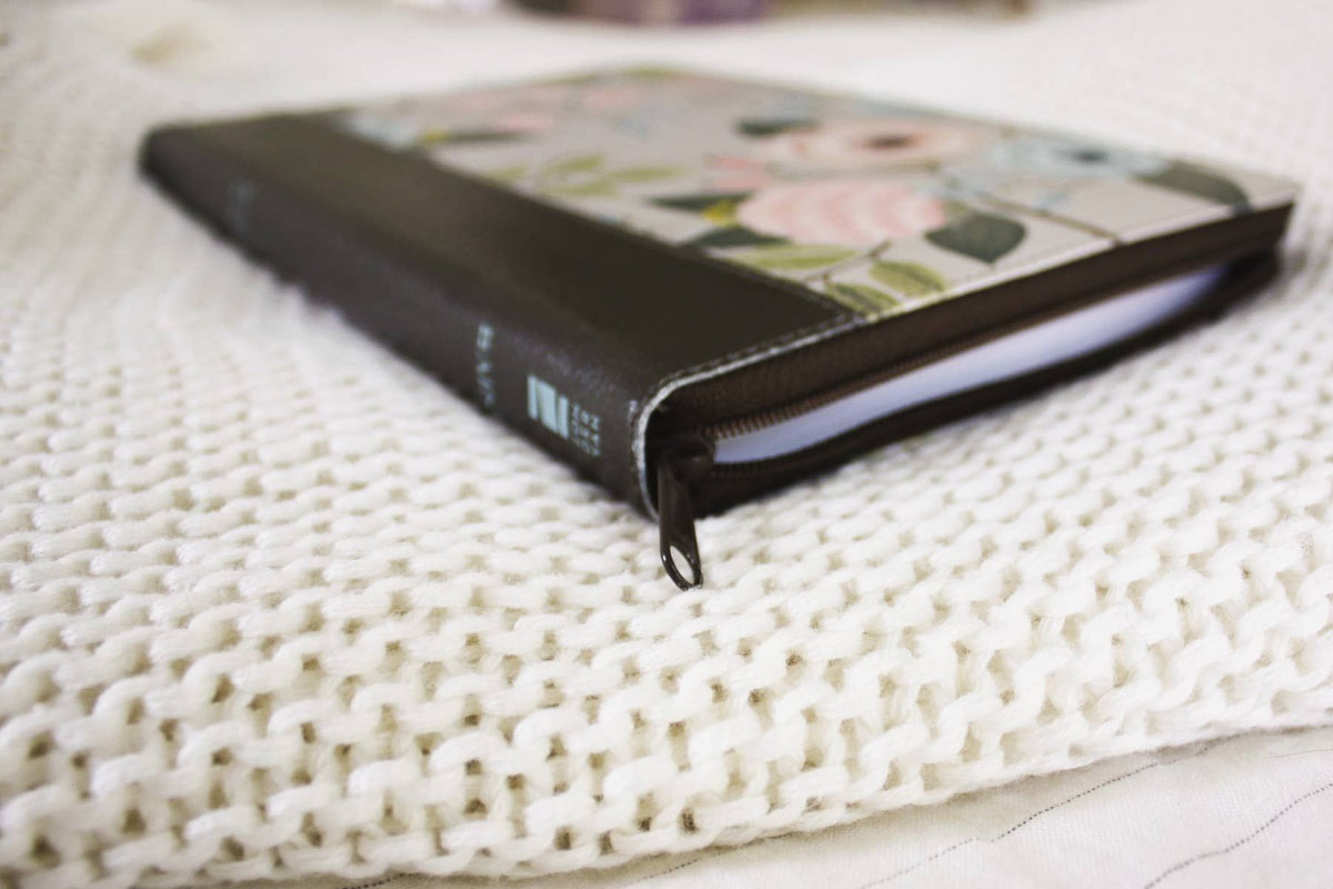 NIV Thinline Bible Large Print Leathersoft Floral, Zippered