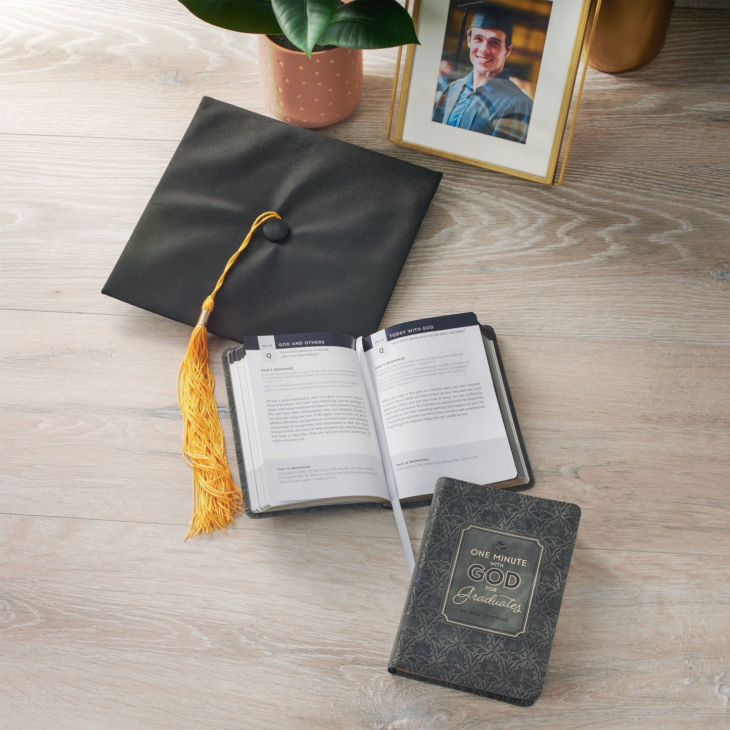 Gift  Book  One  Minute  with  God  for
Graduates
