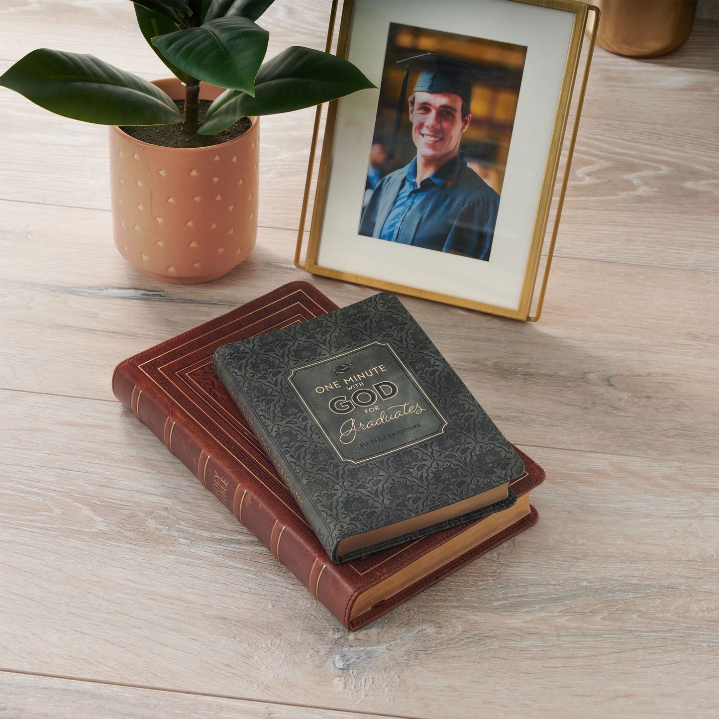 Gift  Book  One  Minute  with  God  for
Graduates